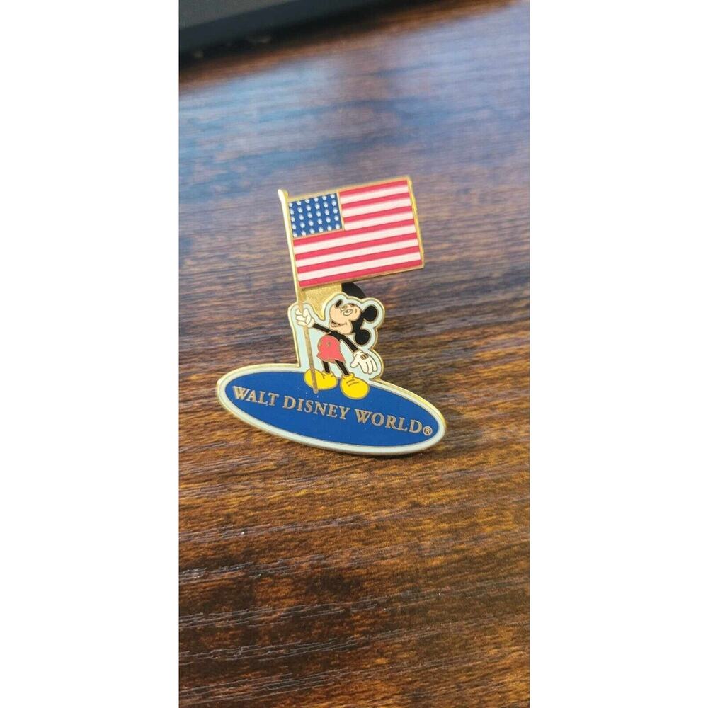 WALT DISNEY WORLD 2002 Mickey Mouse With American Flag Trading Pin